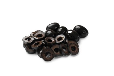 Terbiye edilmiş siyah zeytin halkaları ve beyaz üzerine izole edilmiş meyveler.