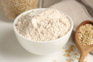 Kahverengi pirinç ve un beyaz masada, yakın plan.