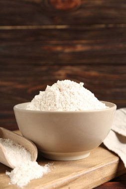 Tahta masada kahverengi pirinç unu, yakın plan. Metin için boşluk