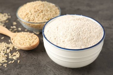 Kahverengi pirinç ve un gri masada, yakın plan.