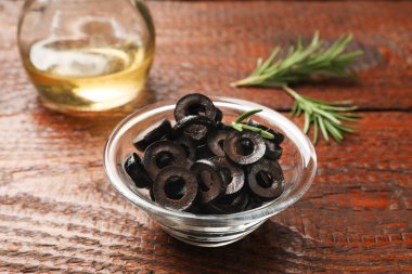 Tahta masadaki kasede zeytin halkaları, yakın plan.