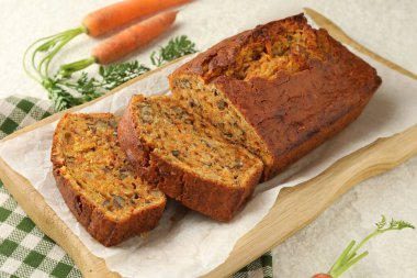 Beyaz desenli masada fındıklı ve sebzeli ev yapımı havuçlu kek, yakın plan.