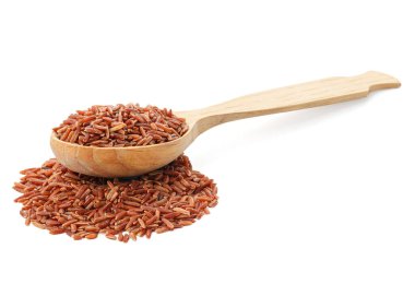 Çiğ kahverengi pirinç ve kaşık beyaza izole edilmiş.