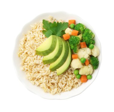 Lezzetli kahverengi pirinç ve sebzeler beyaz kasede izole edilmiş.