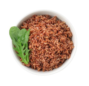 Lezzetli kahverengi pirinç ve roka kasede, beyaz manzarada izole edilmiş.