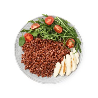 Beyaz üzerine izole edilmiş tavuk ve salatalı lezzetli kahverengi pirinç.