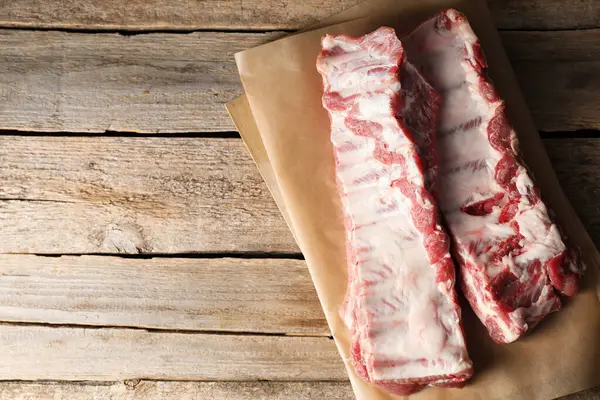 Ahşap masada çiğ domuz kaburgası, üst manzara. Metin için boşluk