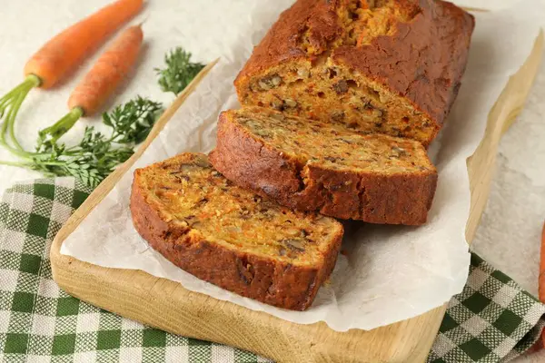 Beyaz desenli masada fındıklı ve sebzeli ev yapımı havuçlu kek, yakın plan.