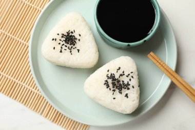 Pirinç topları (onigiri) ışık masasında servis edilir. Geleneksel Japon yemeği