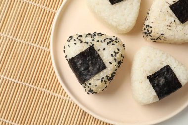 Pirinç topları (onigiri) masanın üstünde, üst manzara. Geleneksel Japon yemeği