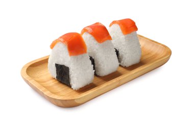 Lezzetli somon onigiri (Japon pirinç topları) beyaz üzerine izole edilmiş.
