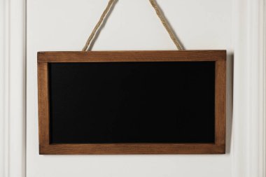 Beyaz duvarda boş bir karatahta