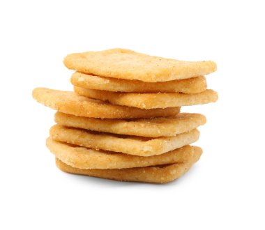 Beyaza izole edilmiş lezzetli tuzlu kraker yığını.