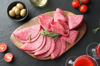 Siyah masada servis edilen biberiyeli leziz sosis dilimleri.