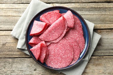 Ahşap masada leziz sosis dilimleri, üst manzara.