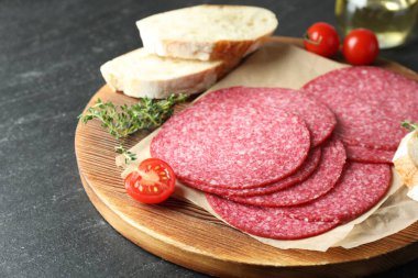 Lezzetli füme sosis, domates, kekik ve ekmek dilimleri, yakın plan.