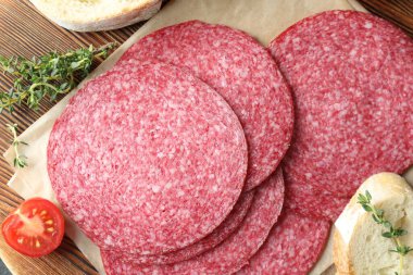 Lezzetli füme sosis, domates, kekik ve ekmek dilimleri.