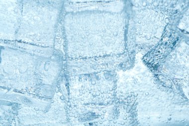 Arka plan olarak buz küpleri ile soda tazeleniyor, yakın plan