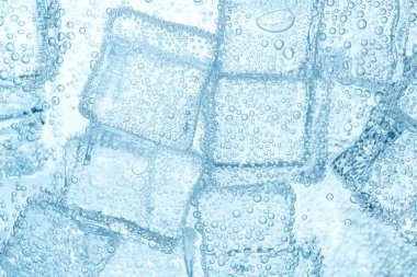 Arka plan olarak buz küpleri ile soda tazeleniyor, yakın plan