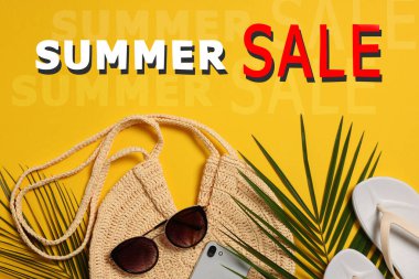 Mevsimlik indirim broşürü. Yaz Satışı, güneş gözlüğü ve turuncu arka planda saman torbası, düz uzanma