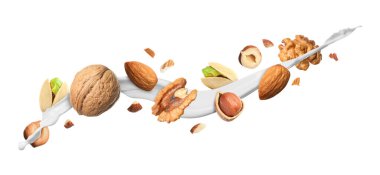 Beyaz arka planda farklı fındıklı süt sıçraması