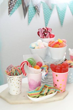 Çikolata. Beyaz masada farklı tatlılar var.