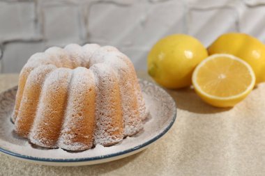 Lezzetli limonlu pasta, pudra şekerli ve narenciye meyveli.