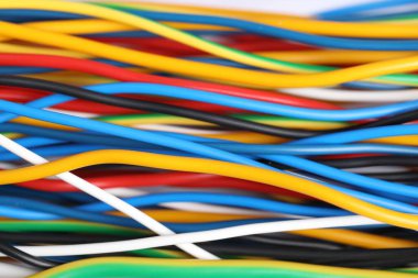 Arka plan olarak birçok renkli elektrik kablosu, yakın plan