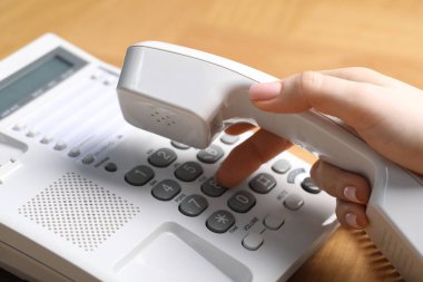 Masada telefonla arayan kadın, yakın plan.