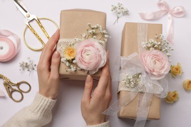 Çiçek kutuları, çiçekler, makas ve kurdeleli beyaz arka plan, üst görünüm