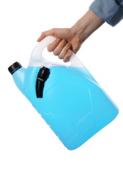 Beyaz arka planda plastik antifriz kutusu olan kadın, yakın plan.