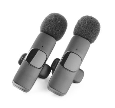 Lavalier mikrofonları beyaza izole edilmiş. Ses ekipmanları