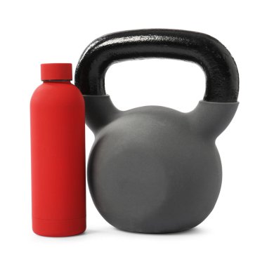 Kettlebell ve su şişesi beyaza izole edilmiş.
