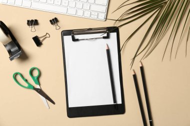 Düz kompozisyon, pano ve bej arkaplan üzerine boş kağıt. Metin için boşluk