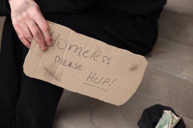 İşaretli adam Evsiz Lütfen yardım edin ve para dışarı, yakın plan