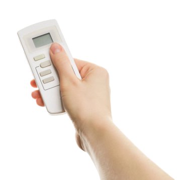 Beyaz arka planda klimalı uzaktan kumandalı kadın, yakın plan.
