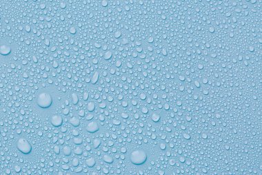 Açık mavi arkaplanda çok su damlası var