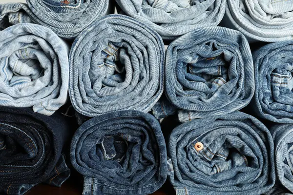 Arka plan olarak farklı modaya uygun kot pantolon, üst görünüm