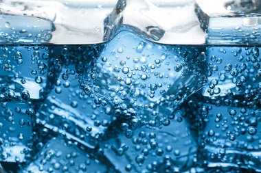 Arka plan olarak buz küplü soda, yakın plan.