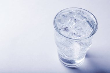 Arka planda buzlu bir bardak soda. Metin için boşluk