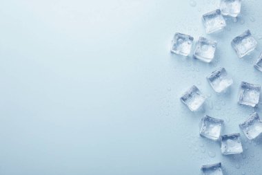 Açık mavi zemin üzerinde kristal berrak buz küpleri, düz yatıyordu. Metin için boşluk