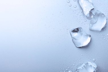 Açık mavi arka planda ezilmiş buz parçaları, üst manzara. Metin için boşluk