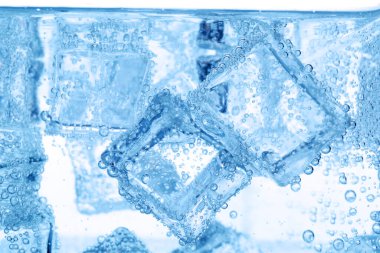 Arka plan olarak buz küpleri ile soda tazeleniyor, yakın plan