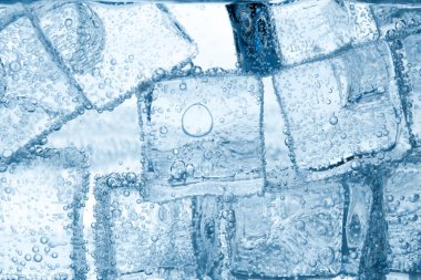 Arka plan olarak buz küplü soda, yakın plan.