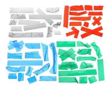 Farklı yapıştırıcı bantların parçaları beyaz ve sette izole edilmiş.