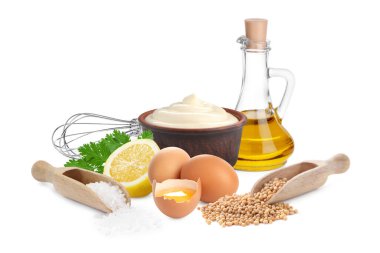 Mayonez malzemeleri ve beyaz arka planda hazırlanmış sos.