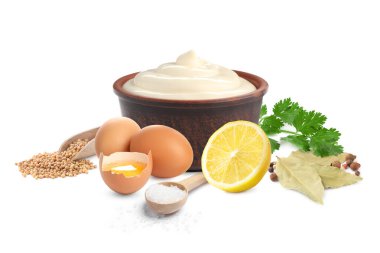 Mayonez malzemeleri ve beyaz arka planda hazırlanmış sos.