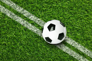 Futbol sahasında üzerinde işaretler olan futbol topu.