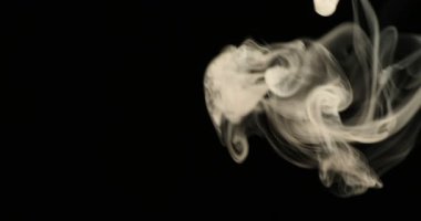 Koyu arkaplanda ışıklarda akan güzel duman