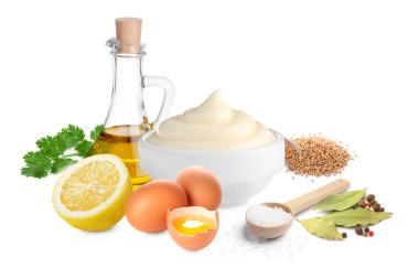 Mayonez malzemeleri ve beyaz arka planda hazırlanmış sos.